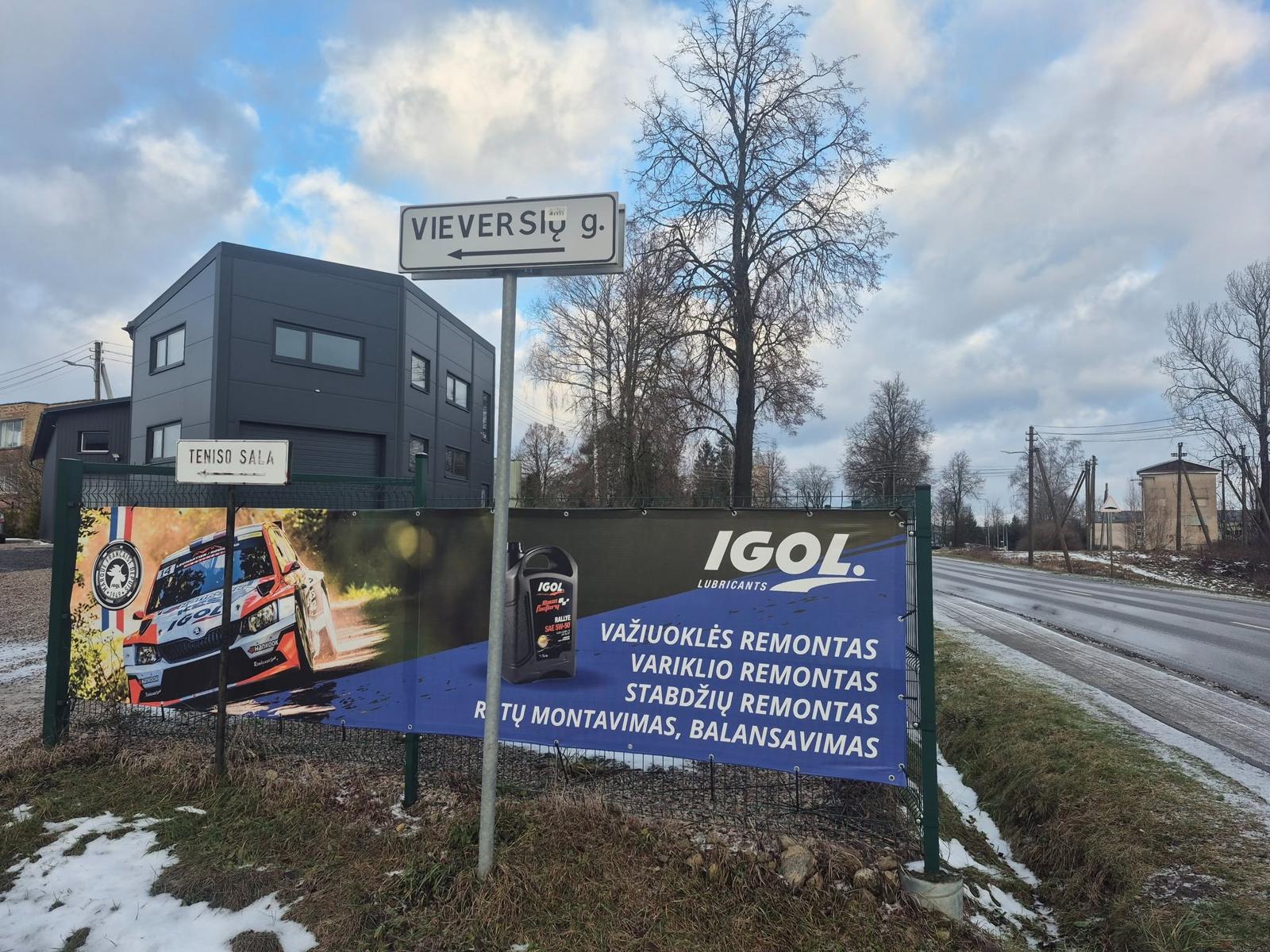 Vieversių gatvės ženklas ir serviso reklama prie kelio